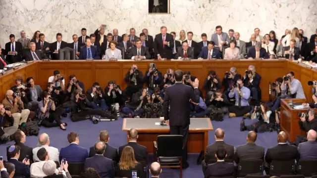 Comey jurando ante el Comité de Inteligencia del Senado.