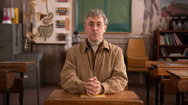 O ator Alan Cumming interpreta Brian no filme 'My Old School'
