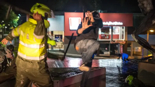 Fuerza de seguridad contra protestante en la ciudad de Pereira, Colombia.