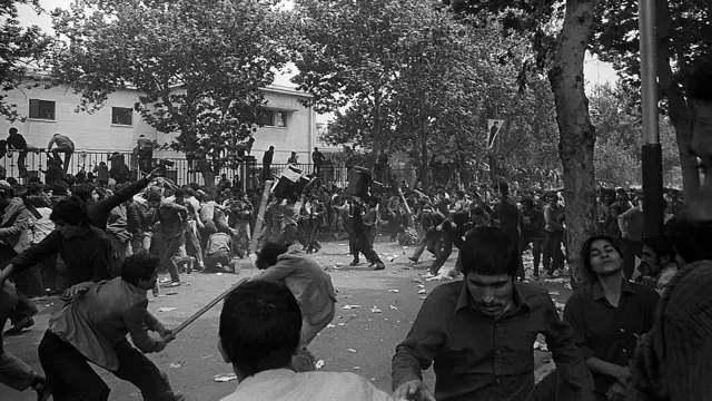 তেহরান বিশ্ববিদ্যালয়ের বাইরে খোমেইনি সমর্থক ও বামপন্থী শিক্ষার্থীদের সংঘাত- ১৯৮০/৮১ ফাইল চিত্র