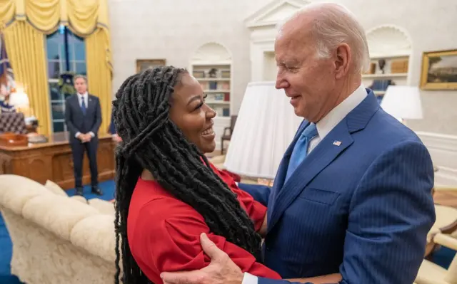 Biden fotografado com a mulheros melhores sites de apostas esportivasGriner, Cherelle, e o secretárioos melhores sites de apostas esportivasEstado, Antony Blinken, observando os dois