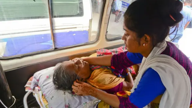 হাসপাতালে রোগী ভর্তি করানোর জন্য অপেক্ষা