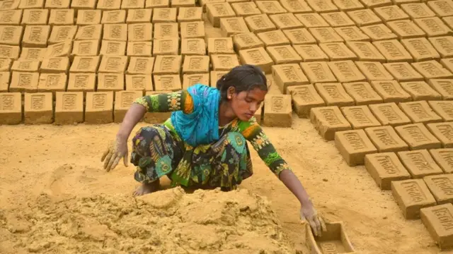 મજૂરી કરતી મહિલા