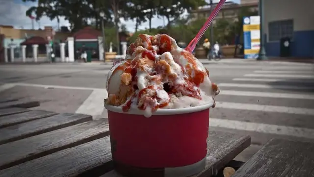 La taille de la portion américaine de crème glacée a été révisée récemment, afin de refléter le fait que les Américains mangent de plus grandes portions.