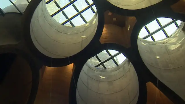 Jadis recouverts de fientes de pigeons, les anciens silos à grains en béton sont aujourd'hui devenus une attraction à part entière.