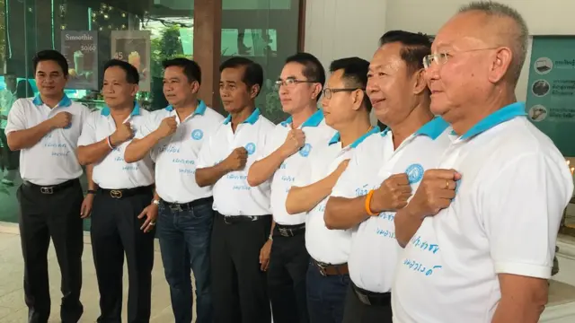 ท่าประจำทีม "เพื่อนวรงค์"