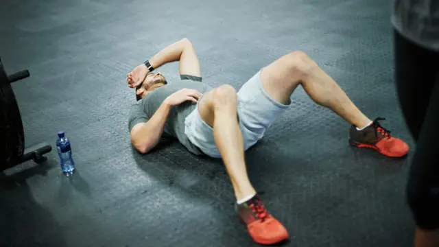 Hombre descansando en el gimnasio
