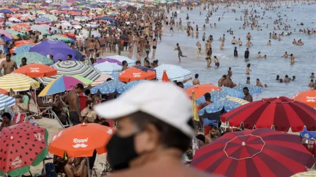 Praia lotada no RJ