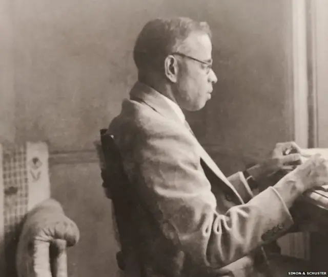 माउंटबेटन यांचे सल्लागार व्ही. पी. मेनन यांनी 'द स्टोरी ऑफ द इंटिंग्रेशन ऑफ इंडियन स्टेट्स' पुस्तकात रझाकारांच्या अत्याचाराविषयी सांगतिलं आहे.