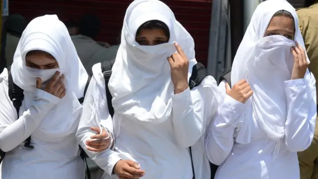 कश्मीर छात्राएं