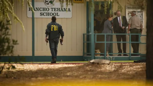 Agentes del FBI en una escuela donde se produjo un tiroteo.