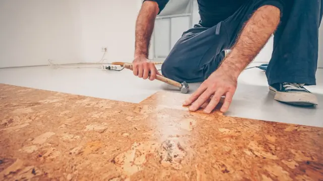 Человек с молотком