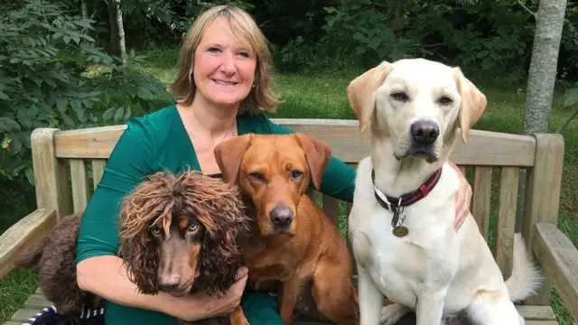 Dr. Claire Guest ve bazı denemelere katılan köpeklerle birlikte