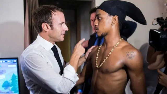 Macron con uno de los jóvenes.