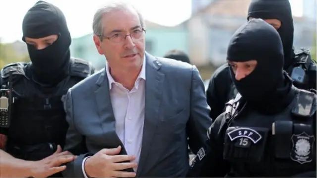 Eduardo Cunha e policiais