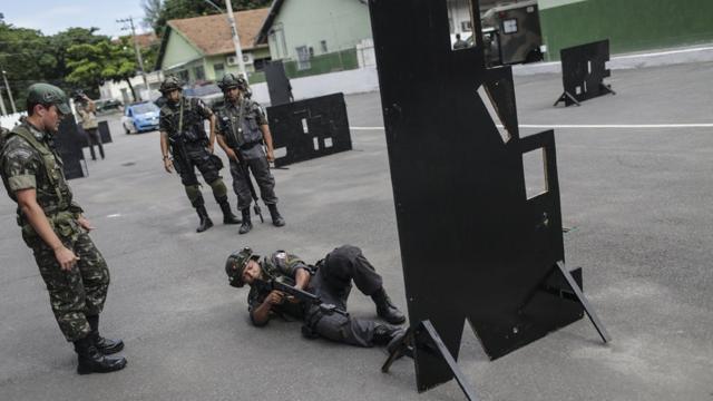 Treinamento do Exército no Rio