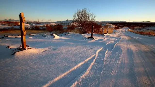 Marcas de auto en la nieve en un paraje solitario en Islandia