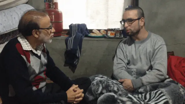 ২০১৬ সালে দানিশ নামের এই যুবক (ডানে) পুলিশের ছররা গুলির আঘাতে একটি চোখ হারায়। এরপর তার মানসিক সমস্যার চিকিৎসা করেন ডা. মুস্তাক মার্গূব।