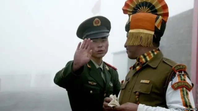 चीन आणि भारत दोघांनीही सीमेवर सैन्य तैनात केलं आहे.