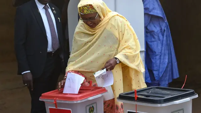 Mai dakin shugaban kasa, Aisha Buhari lokacin da ta ke kada kuri'a