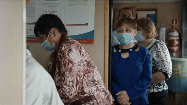 Очередь выстраивается в коридоре вагона