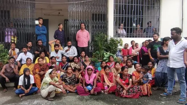 छायानगर बस्ती की महिलाओं ने शिक्षिका के विरोध में शनिवार को शारदमणि हाईस्कूल में धरना दिया