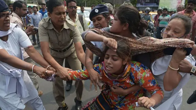 பாலியல் வன்கொடுமைகளுக்கு எதிராக கொல்கத்தாவில் நடந்த போராட்டம் ஒன்றில் பெண் ஒருவரை கைது செய்து இழுத்து செல்லும் காவல் துறையினர். (கோப்புப் படம்)