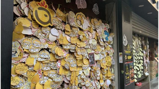 许多香港食肆门外设置"连侬牆"。