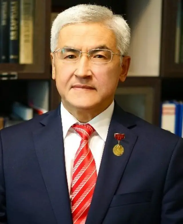 Дөөлөтбек Бекиш уулу Сапаралиев - Бишкек гуманитардык университетинин кафедра башчысы, Кыргыз Республикасынын билим берүүсүнө эмгек сиңирген кызматкери, профессор.