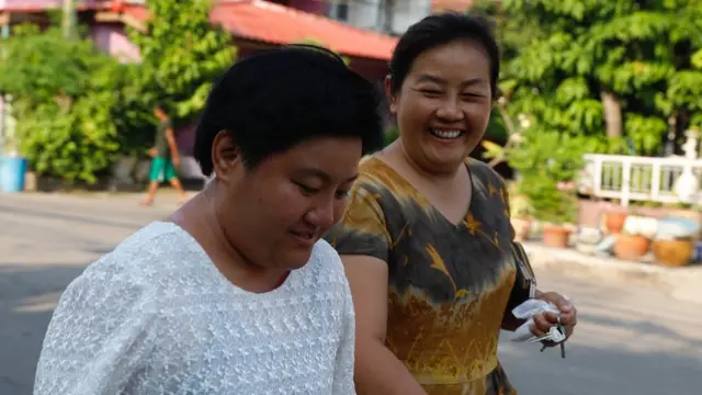 คนขวาคือพิมพ์วลัญช์ พี่สาวที่คอยให้กำลังใจและดูแลตลอดมา