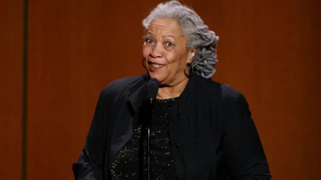 مرگ موریسون در دوره‌ای که جامعه و سیاست آمریکا بار دیگر دستخوش حوادث و اظهارنظرهای نژادپرستانه شده، ضایعه‌ای بزرگ برای جامعه سیاهان این کشور است