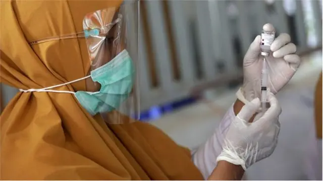 कोरोना लस सर्वप्रथम कुणाला व कधी मिळेल?