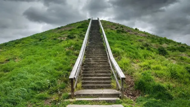 Različiti primerci monumentalnih Houpvel zemljanih formacija mogu da se nađu po celom Ohaju, uključujući i Majamisburški nasip