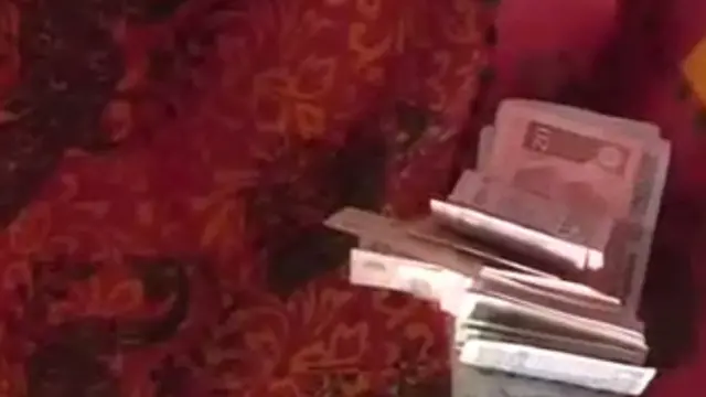 தாயின் உடலை அடக்கம் செய்ய பிச்சை எடுத்த சிறுவர்கள்