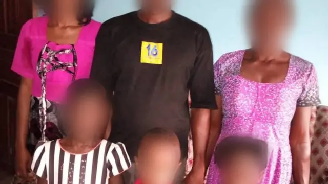 Ụmụaka atọọrọ na nne na nna ha