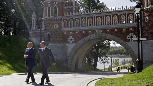 В парке Царицыно Лужков идет рядом с Путиным