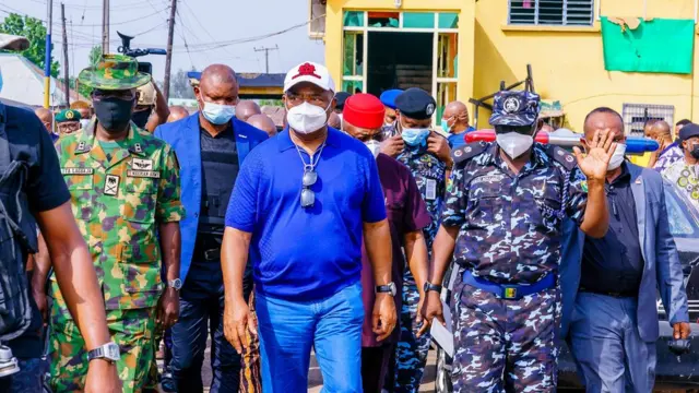 Imo state govnor Hope Uzodinma with security chiefs after unknown gunmen attack federal prison and police headquarters for Owerri