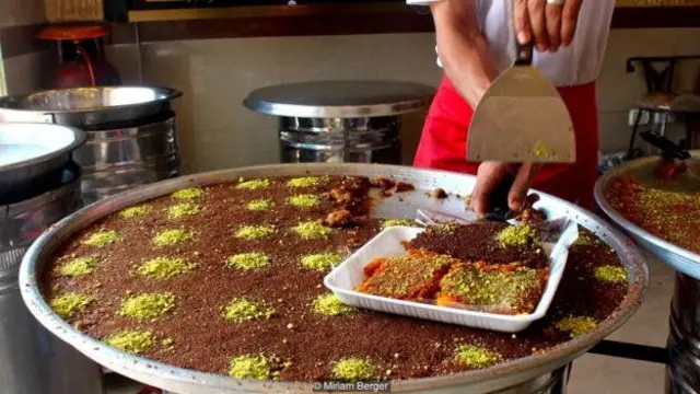 ساق‌الله ۴۰ سال است در این فروشگاه کار می‌کند