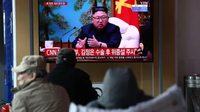 韩国首都首尔火车站电视上播放有关金正恩的新闻