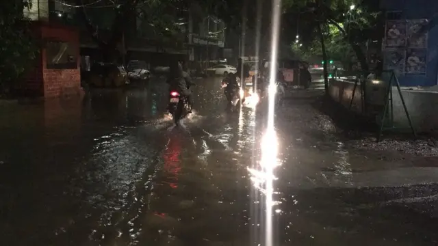 மின் இணைப்பு இல்லை; சாலை எங்கும் வெள்ளம்: நள்ளிரவில் தவித்த சென்னைவாசிகள்