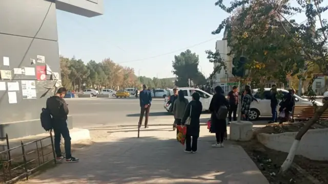 Кўчадаги пиёдалар