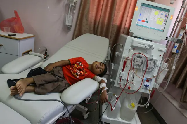 Un enfant souffrant d'insuffisance rénale