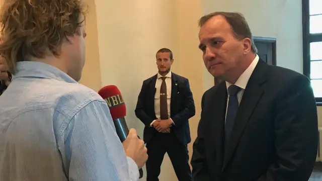 Stefan Löfven dando entrevistas ao chegar à Cortepalpites para hoje futebolEstocolmo