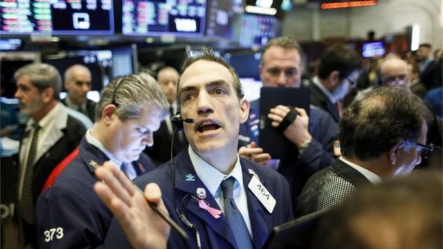 Homem negocia ações na Bolsa de Nova York
