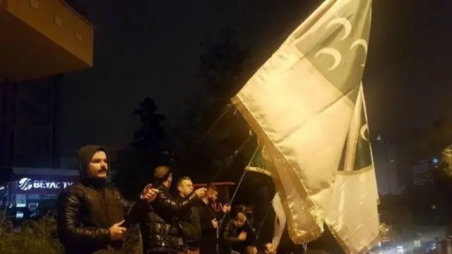 Rasim Ozan Kütahyalı'nın Beyaz TV önünde protesto edildiği gösteri