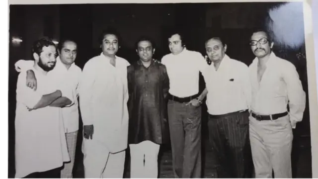 ડાબેથી ત્રીજા: કિશોર કુમાર, ગૌરાંગભાઈ વ્યાસ, અવિનાશભાઈ વ્યાસ અને નિરંજનભાઈ મેહતા
