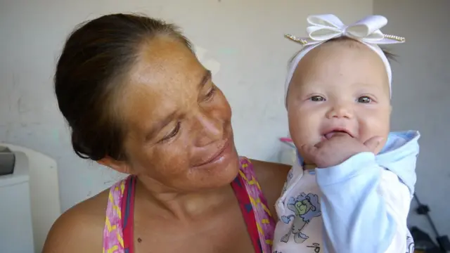 Tatiane com a filharoleta ao vivo como jogar5 meses (foto: Amanda Rossi/BBC Brasil)