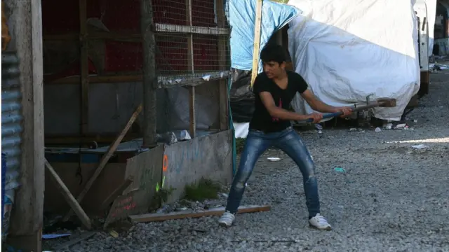 Мигрант сносит постройку в "джунглях"