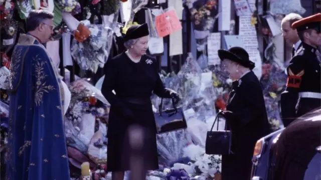 Rainha Elizabeth 2ª ajudapixbet brmãe na Abadiapixbet brWestminster para assistir ao funeralpixbet brDianapixbet brGalespixbet br1997