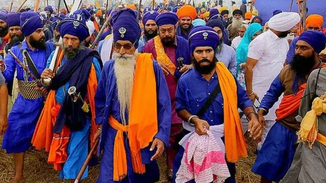 सरबर खालसा के लिए इकट्ठा हुए लोग